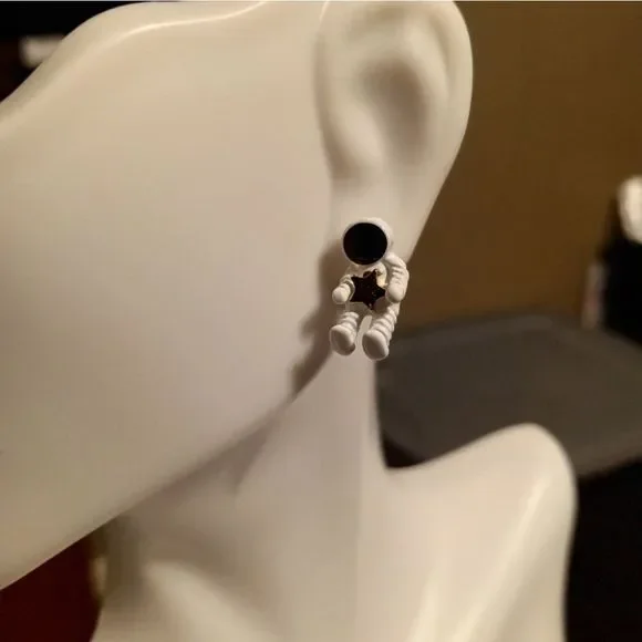 Cute Astronaut Stud Earrings - Picture 4 of 5
